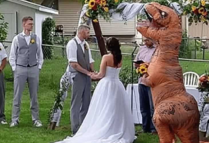 Resultado de imagen para Dama de honor se presentÃ³ en la boda vestida de dinosaurio